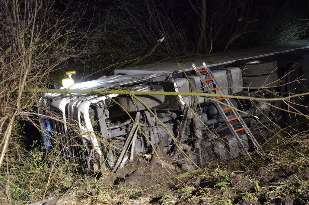 VU LKW umgestuerzt A 3 Rich Frankfurt AS Koenigsforst P160.JPG - Miklos Laubert